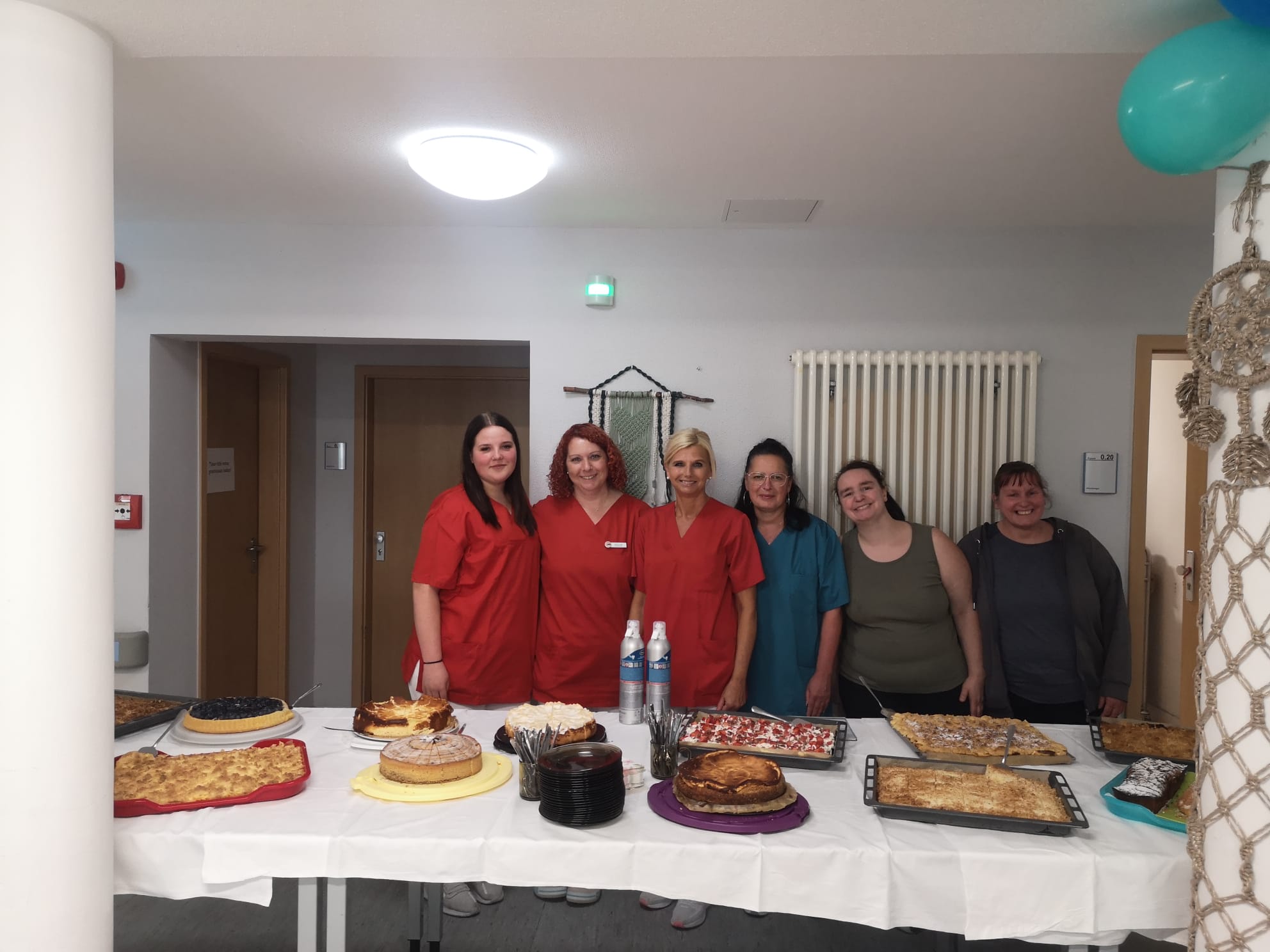 die Mitarbeiterinnen hinter der Kuchentafel