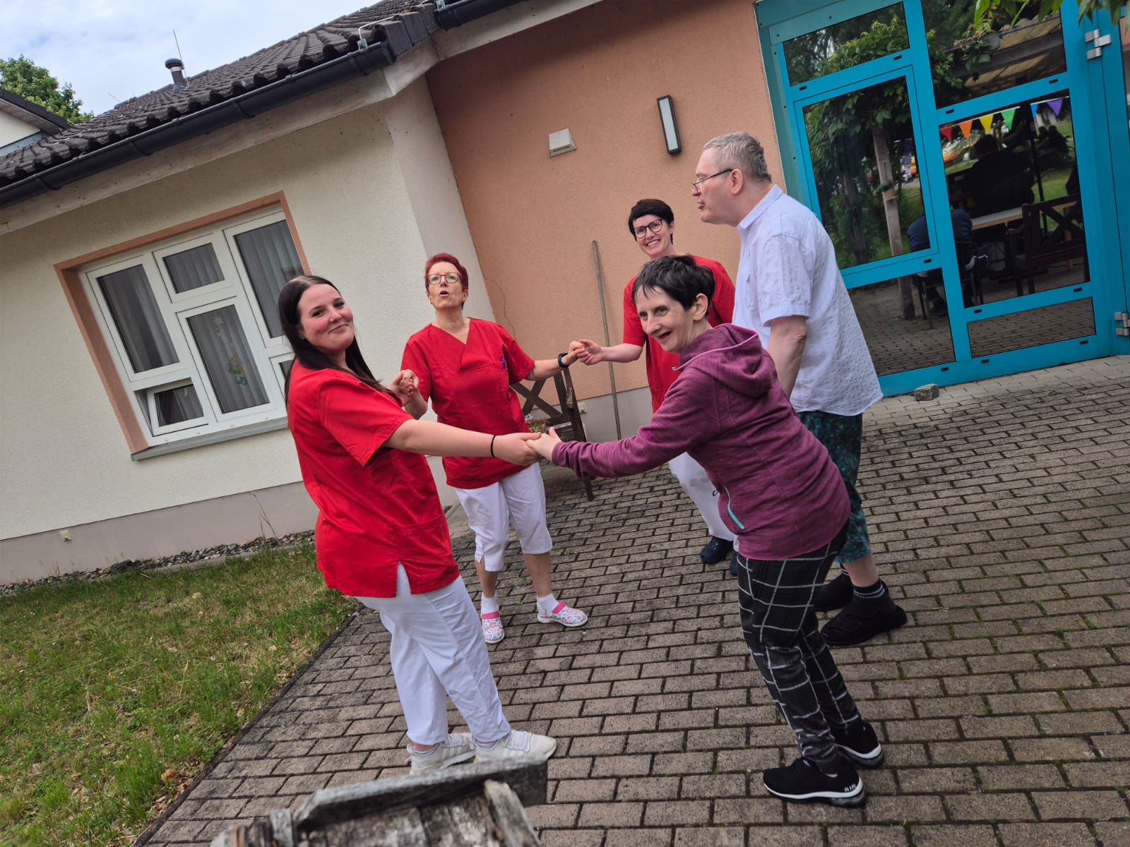 Mitarbeitende tanzen mit den Bewohner*innen