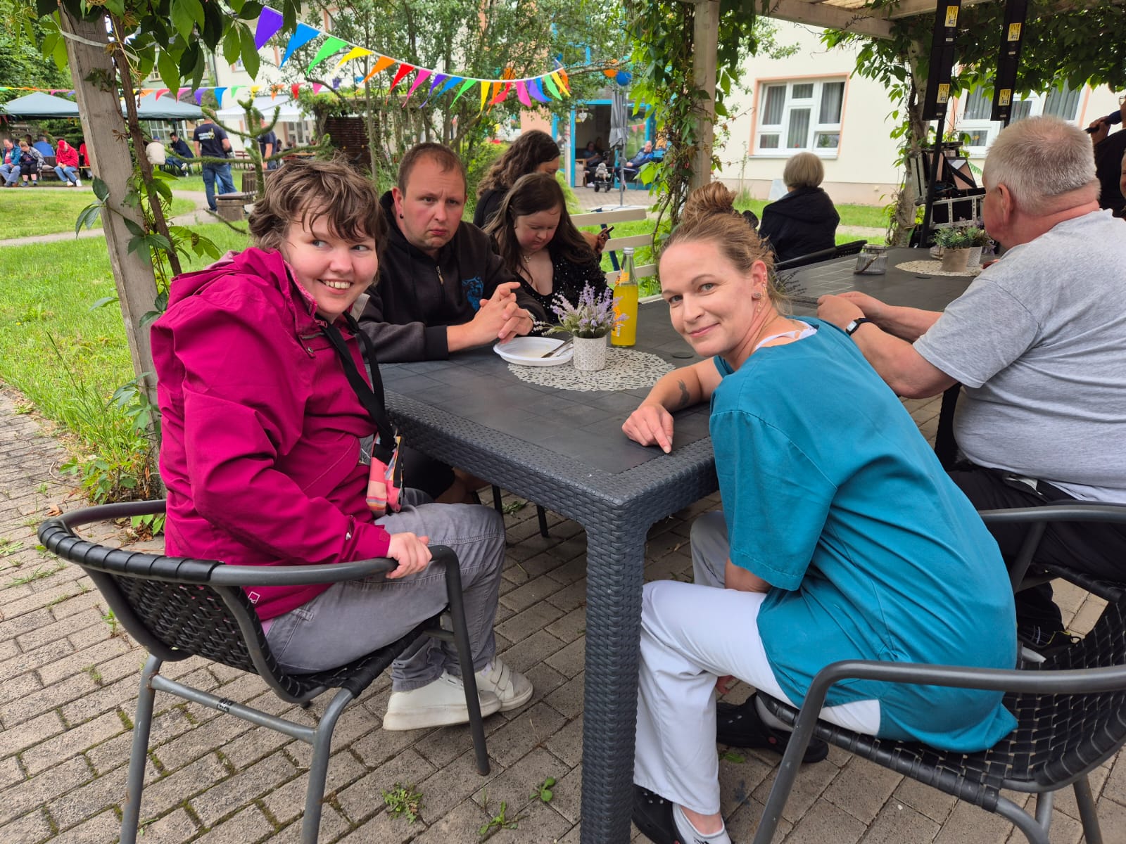 die Bewohner*innen und eine Mitarbeitende beim Fest