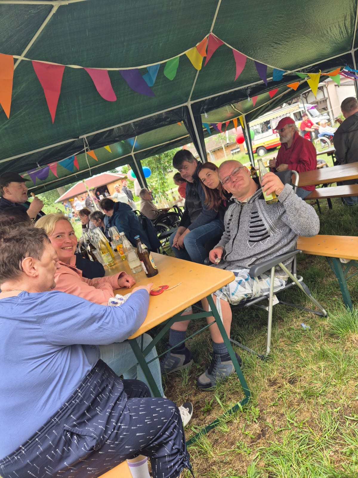 die Bewohner*innen beim Fest