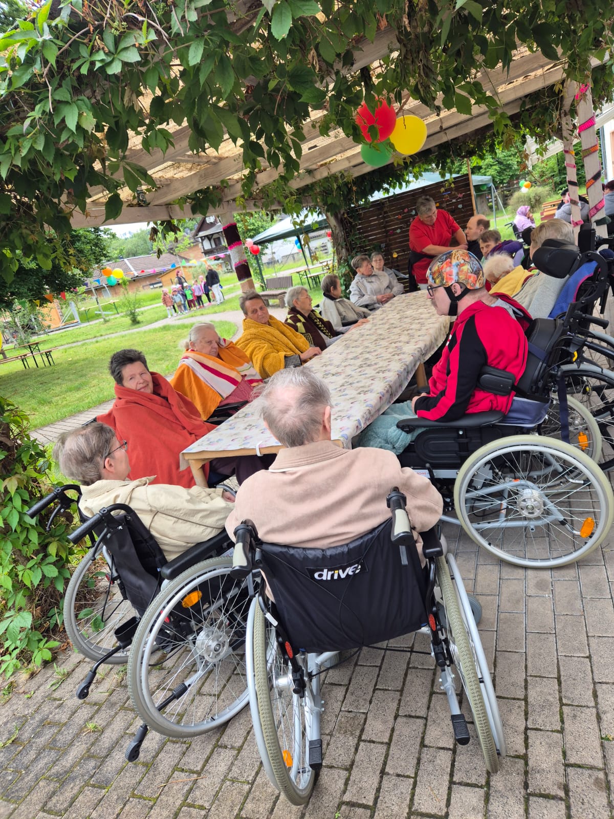 die Bewohner*innen beim Fest