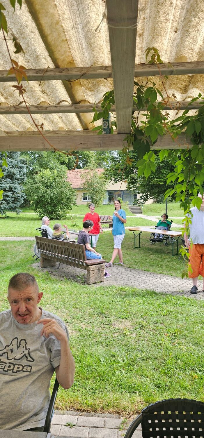 die Bewohner*innen und Mitarbeitenden
