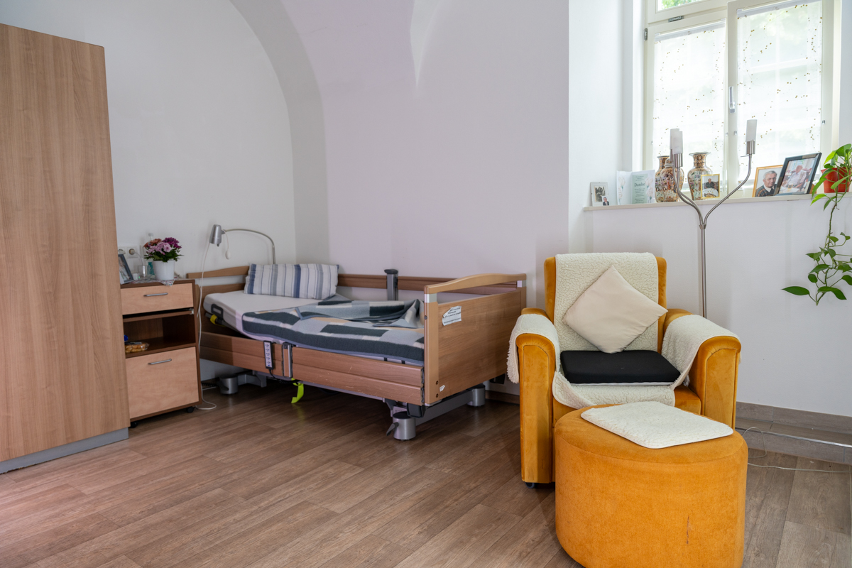 ein eingerichtetes Zimmer