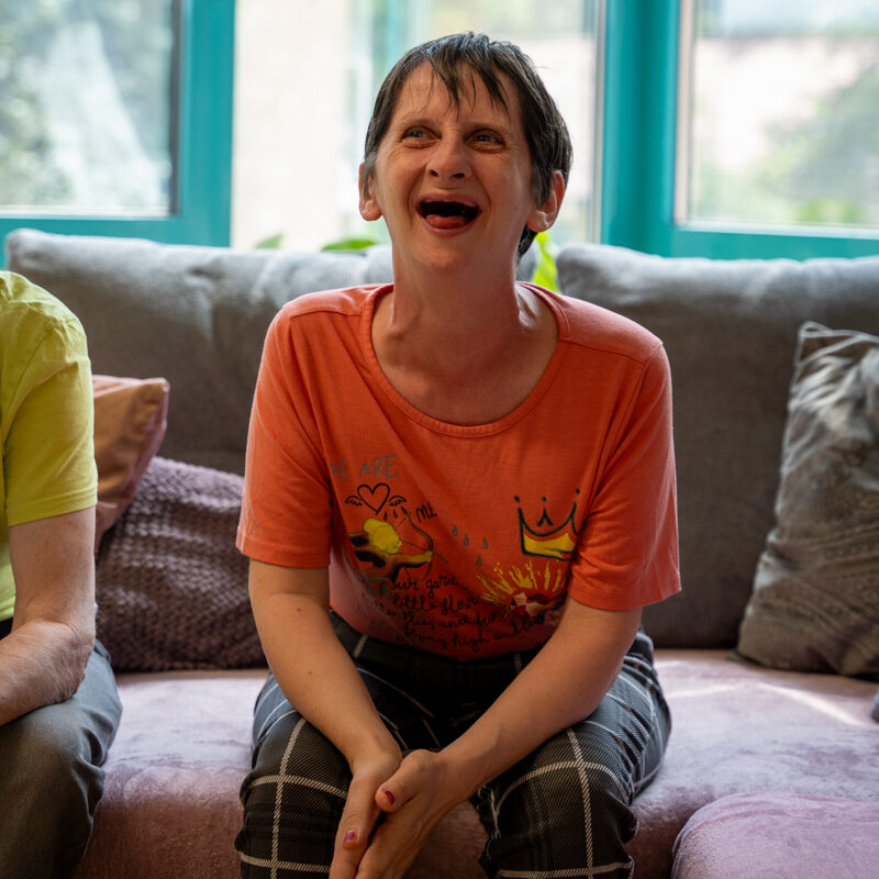 eine Bewohnerin freut sich