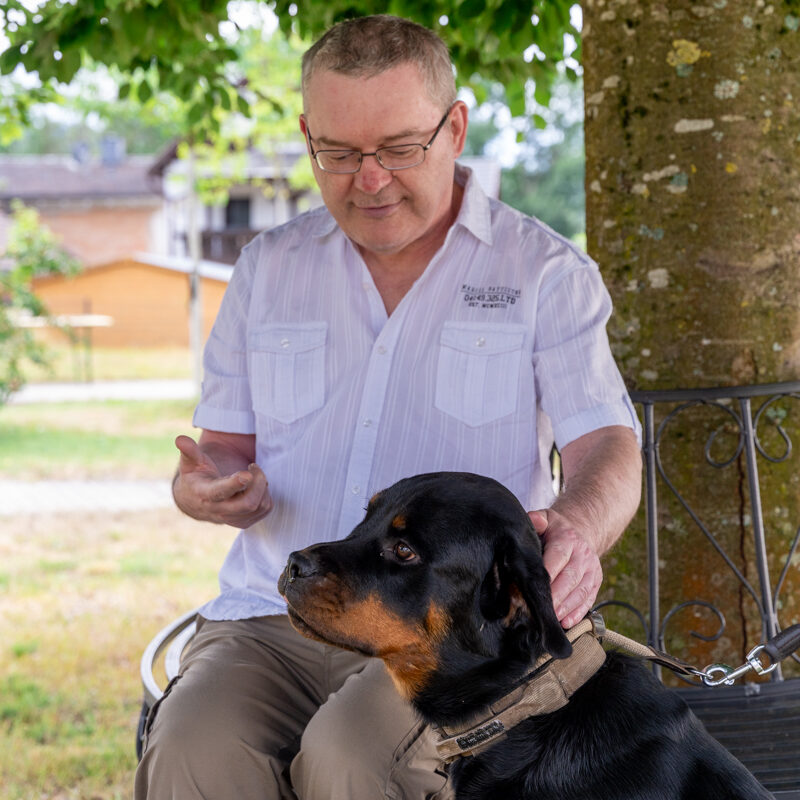 ein Bewohner streichelt einen Hund