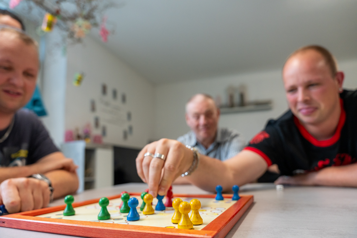 Bewohner spielen Mensch ärgere dich nicht