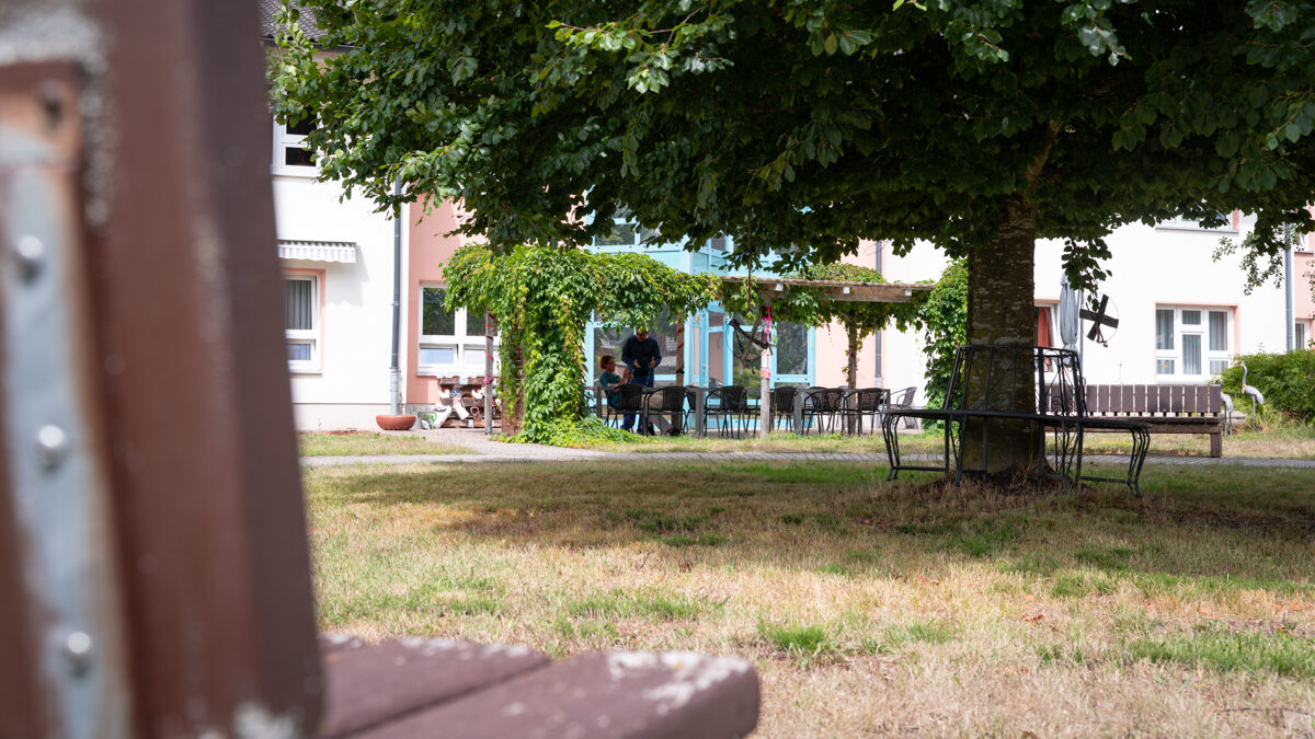 die Gartenanlage und Terrasse der Einrichtung