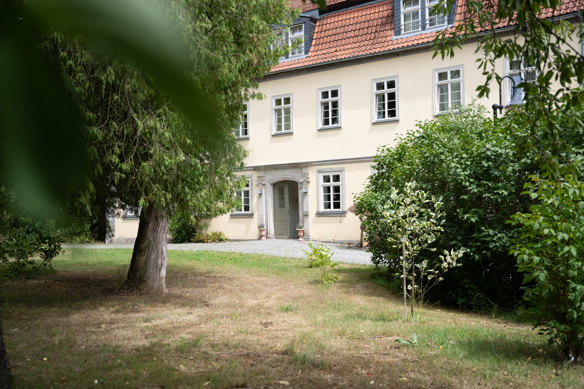 die Seniorenresidenz von außen mit Bäumen