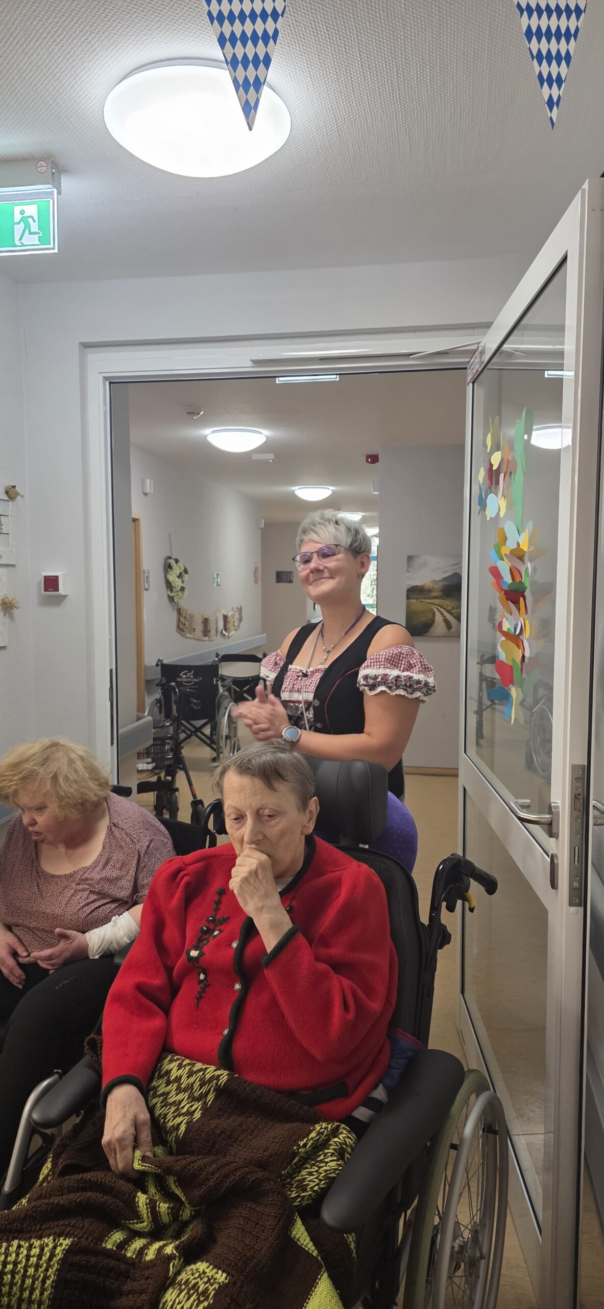 die Bewohner*innen und eine Pflegerin auf der Feier