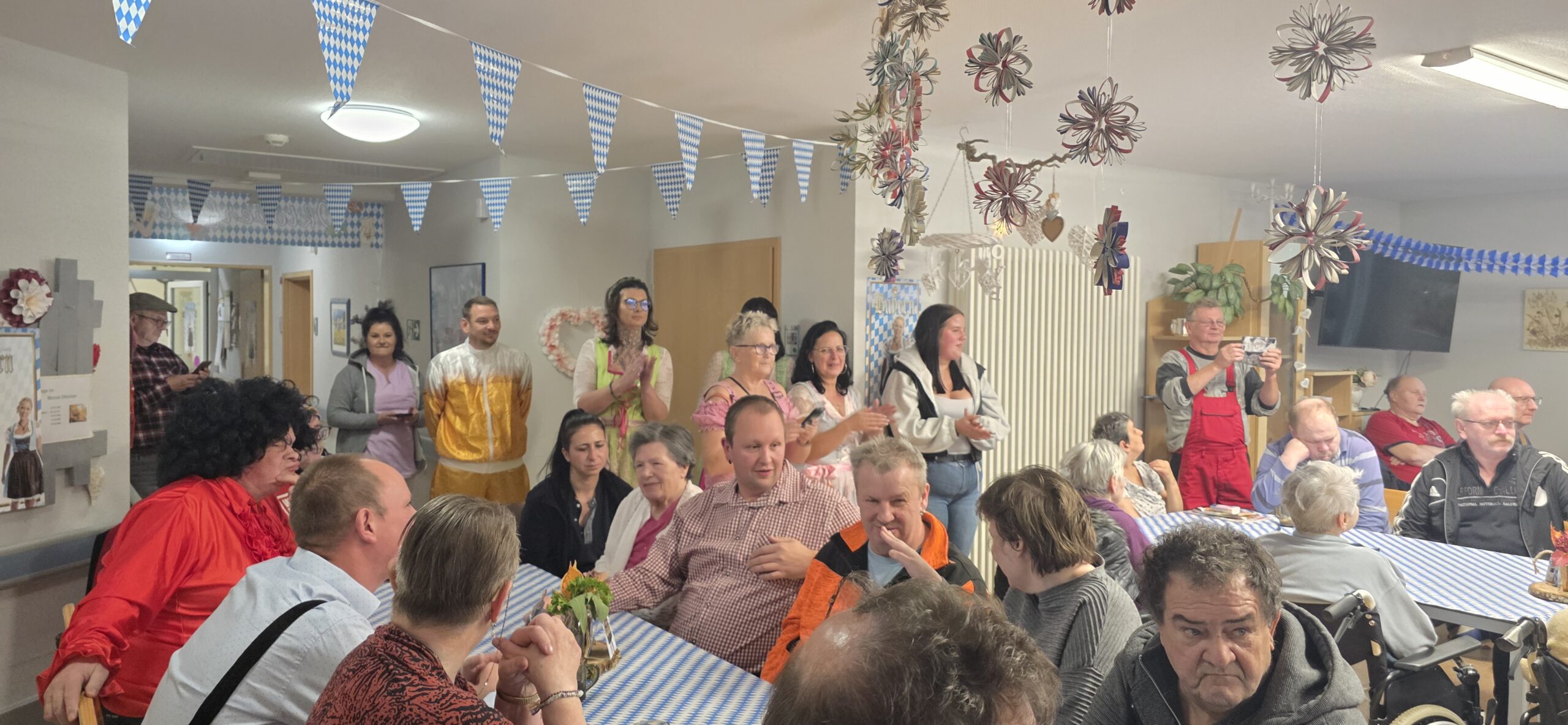 die Bewohner*innen und Pflegerinnen beim Fest