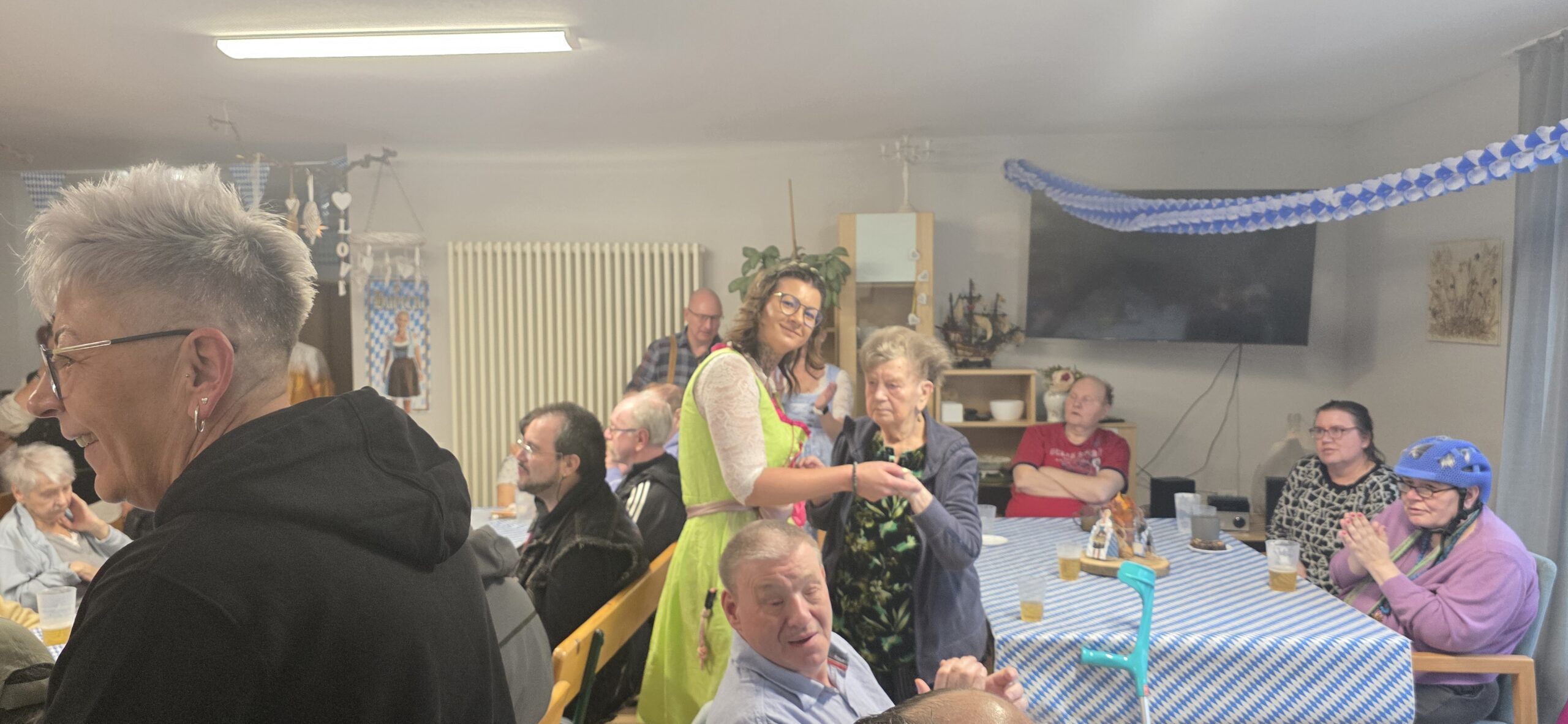 die Bewohner*innen und Pflegerinnen beim Fest