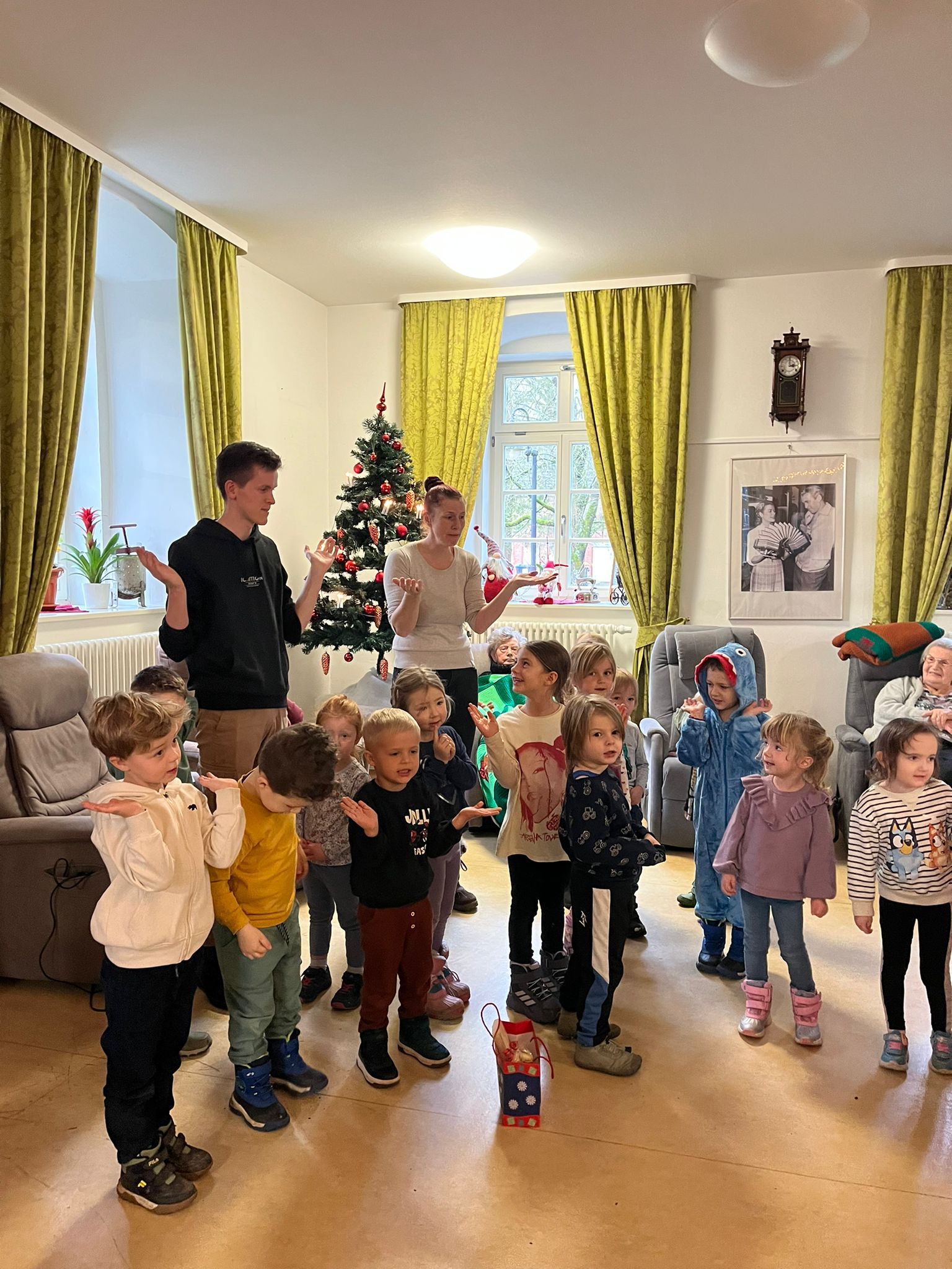 die Kinder singen vor den Senior*innen