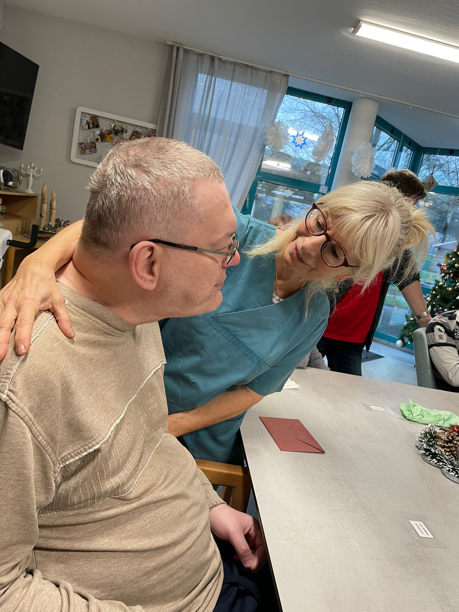 ein Bewohner und eine Pflegerin