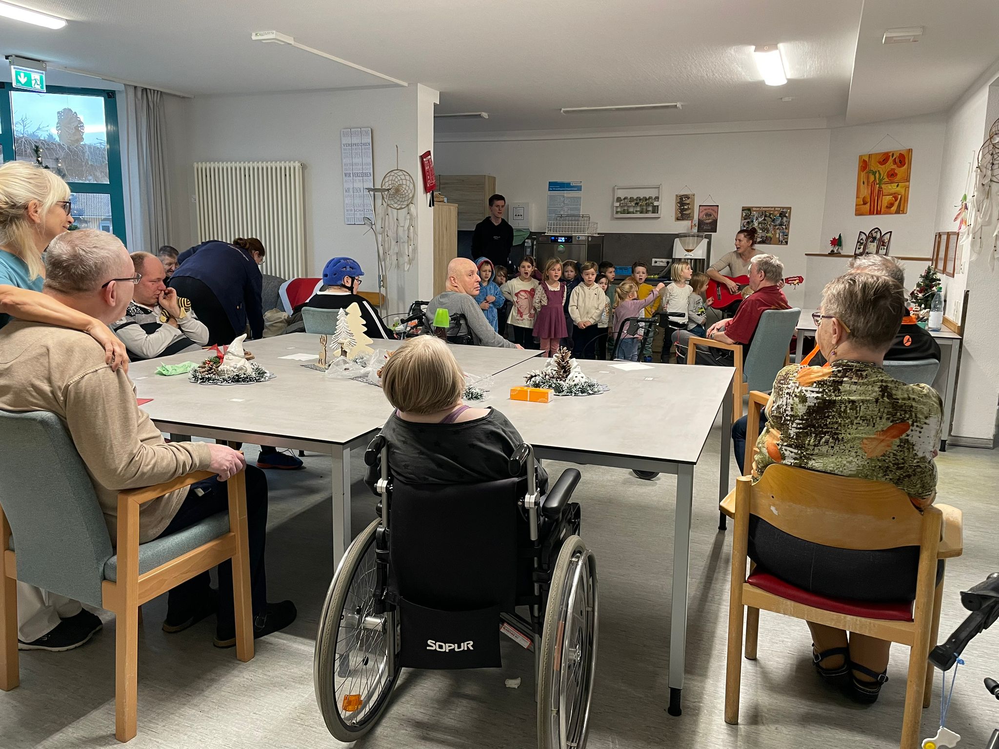 die Kinder singen vor den Bewohner*innen